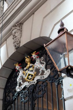 LONDON, İngiltere - 01 Nisan 2025: Dowgate Hill 'deki Dyers Hall girişinin üstündeki Worshipful Company of Dyers Arms of Arms