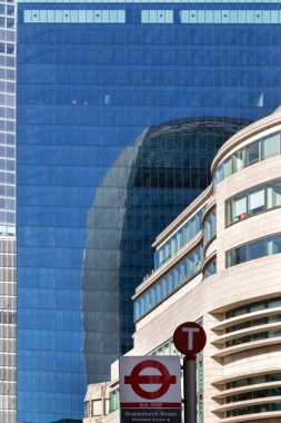 LONDON, İngiltere - Nisan 01, 2025: Telsiz Telsiz Binası (20 Fenchurch Caddesi) Gracechurch Caddesi için otobüs durağı işareti olan 8 Bishopsgate binasına yansıdı