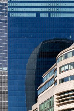 LONDON, İngiltere - Nisan 01, 2025: Walkie Talkie binası (20 Fenchurch Caddesi) 8 Bishopsgate binasına yansıdı