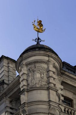 LONDON, İngiltere - 01 Nisan 2025: Londra 'da Fenchurch Caddesi' ndeki Lloyds Teslimat Tescil Sicili 'nde rüzgar gülü