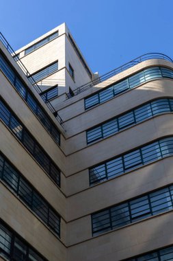 LONDON, İngiltere - Nisan 01, 2025: Minories 'deki Ibex House' un Art Deco tarzı dış görünümü