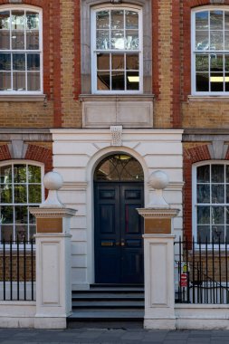 LONDON, İngiltere - Nisan 01, 2025: Mansell Caddesi 'ndeki Kraliyet Halk Sağlığı Merkezi' nin dışı