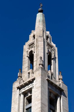 LONDON, İngiltere - Nisan 01, 2025: Finsbury Meydanı 'ndaki Alphabeta Binası (Triton Court) kulesi mavi gökyüzüne karşı izole edildi