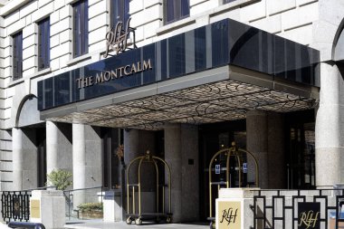 LONDON, İngiltere - Nisan 01, 2025: Finsbury Meydanı 'ndaki Montcalm Royal House Oteline giriş