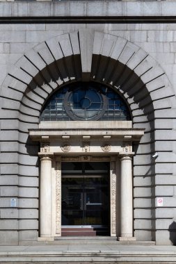 LONDON, İngiltere - Nisan 01, 2025: Londra 'nın Finsbury Meydanı' ndaki Alphabeta Binası 'ndaki Kapı (Triton Court)