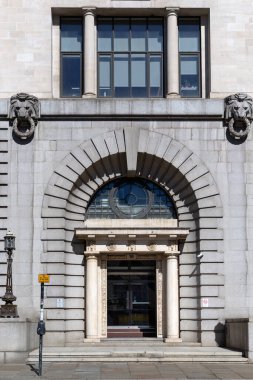 LONDON, İngiltere - Nisan 01, 2025: Finsbury Meydanı 'ndaki Alphabeta Binası (Triton Court) kapısı