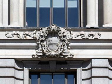 LONDON, İngiltere - Nisan 01, 2025: Finsbury Meydanı 'ndaki Alphabeta binasında (Triton Court) oyulmuş taş şehir Arms of Arms