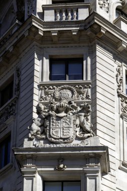 LONDON, İngiltere - Nisan 01, 2025: Finsbury Meydanı 'ndaki Alphabeta binasında kraliyet arması oyulmuş