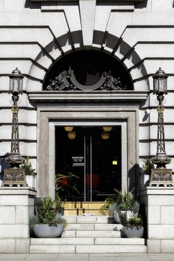 LONDON, İngiltere - Nisan 01, 2025: Finsbury Meydanı 'ndaki Alphabeta Binası (Triton Court) kapısı 