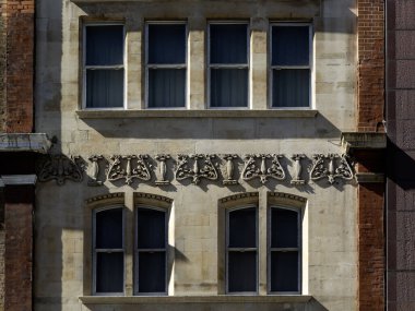 LONDON, İngiltere - Nisan 01, 2025: 6 Şehir Yolu 'ndaki Viktorya dönemi binası üzerine süslü taş süsleme