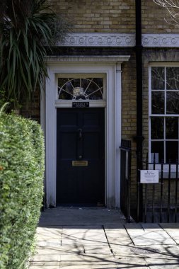 LONDON, İngiltere - Nisan 01, 2025: Wesley 'nin Şehir Yolundaki Evinin ön kapısı