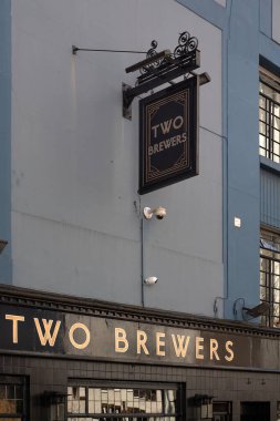 LONDON, İngiltere - 01 Nisan 2025 Whitecross Caddesi 'ndeki Two Brewers barının önünü imzala