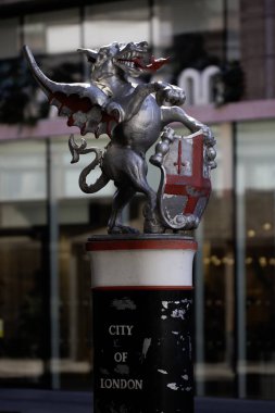 LONDON, İngiltere - Nisan 01, 2025: Bishopsgate üzerinde Londra Ejderha sınır işareti