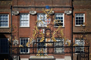 LONDON, İngiltere - Nisan 01, 2025: Kraliçe Victoria Caddesi 'ndeki Silah Koleji' nin kapılarındaki yaldızların ayrıntıları