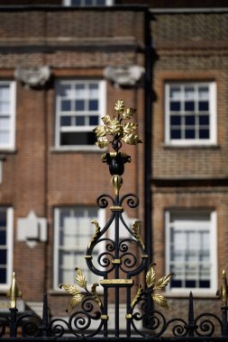 LONDON, İngiltere - Nisan 01, 2025: Kraliçe Victoria Caddesi 'ndeki Silah Koleji' nin kapılarındaki yaldızların ayrıntıları