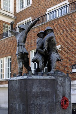 LONDON, İngiltere - Nisan 01, 2025: St Paul Katedrali yakınlarındaki Dünya Savaşı İtfaiyecileri Anıtı