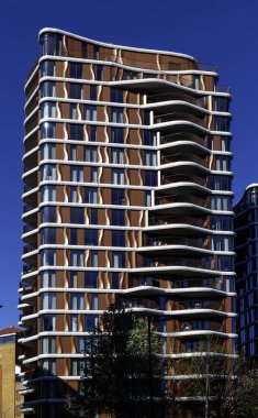 LONDON, İngiltere - Nisan 01, 2025: Park Caddesi, Bankside Triptych binasının dış görünümü
