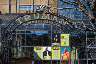 LONDON, İngiltere - 06 Nisan 2025: Brick Lane 'deki Truman Bira Fabrikası' nın dışındaki demiryollarında Brick Lane Caz Festivali için reklam posterleri