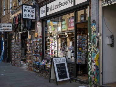 LONDON, İngiltere - 06 Nisan 2025: Shoreditch 'teki Brick Lane Kitapevi' nin dış görünümü