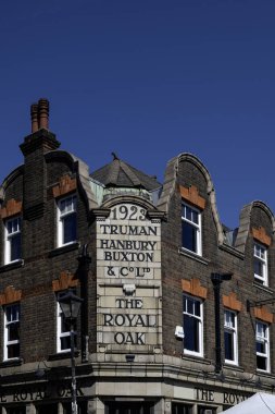 LONDON, İngiltere - 06 Nisan 2025: Bethnal Green Road 'daki Royal Oak Bar' a imza atın