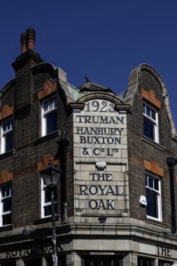 LONDON, İngiltere - 06 Nisan 2025: Bethnal Green Road 'daki Royal Oak Bar' a imza atın