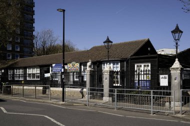 LONDON, İngiltere - 06 Nisan 2025: Columbia Market Anaokulu 'nun dışı