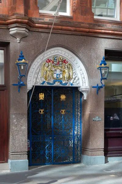 LONDON, İngiltere - Nisan 01, 2025: Dowgate Hill 'deki Tallow Chandlers Worshipful Company' nin Giriş ve Arması