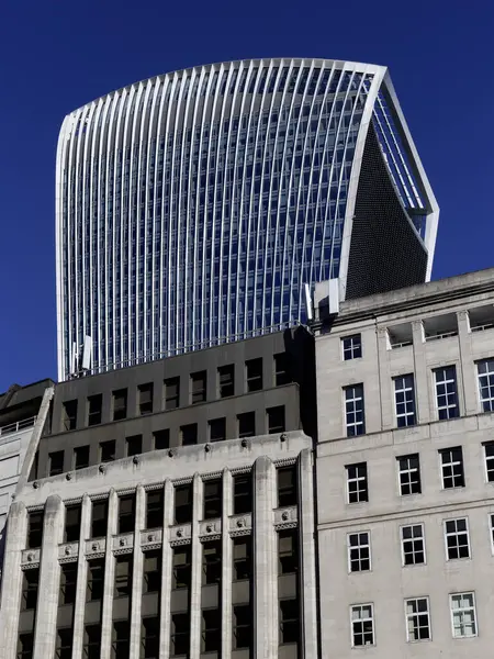 LONDON, İngiltere - 01 Nisan 2025: Gracechurch Caddesi 'ndeki binaların yukarısında görülen Walkie Talkie Binası (20 Fenchurch Caddesi)