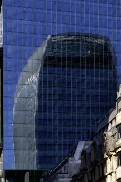 LONDON, İngiltere - Nisan 01, 2025: Walkie Talkie binası (20 Fenchurch Caddesi) 8 Bishopsgate binasına yansıdı