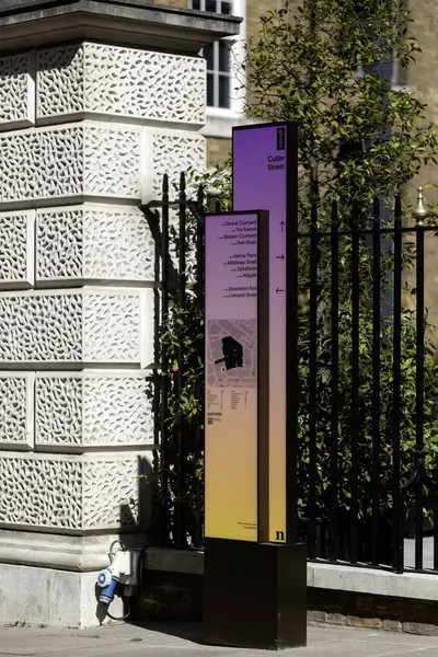 LONDON, İngiltere - 01 Nisan 2025: Londra 'nın Cutler Caddesi' ndeki Devonshire Meydanı (DSQ) girişinde renkli tabela