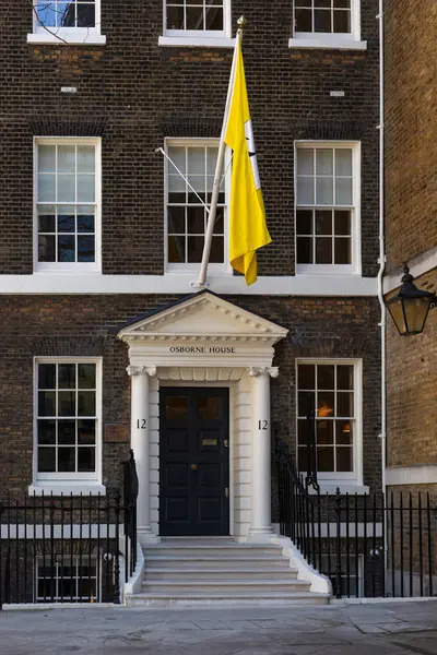 LONDON, UK - Nisan 01, 2025: Devonshire Square, Londra 'daki Osborne House' un dış görünümü. Ulusal Çiçek Düzenleme Derneği Merkezi (NAFAS)