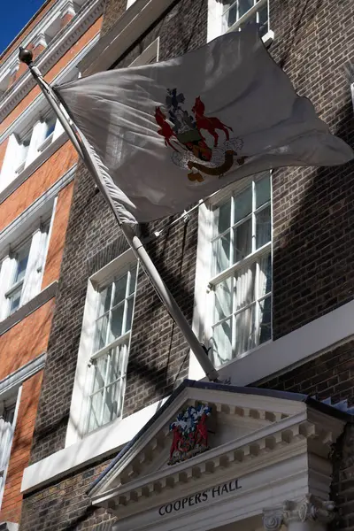 LONDON, İngiltere - 01 Nisan 2025: Londra 'nın Devonshire Row kentindeki Coopers Hall' un önündeki pankart