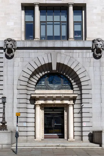 LONDON, İngiltere - Nisan 01, 2025: Finsbury Meydanı 'ndaki Alphabeta Binası (Triton Court) kapısı