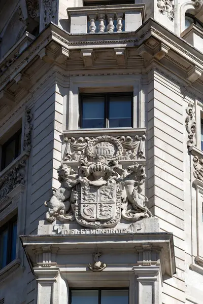 LONDON, İngiltere - Nisan 01, 2025: Finsbury Meydanı 'ndaki Alphabeta binasında kraliyet arması oyulmuş