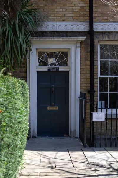 LONDON, İngiltere - Nisan 01, 2025: Wesley 'nin Şehir Yolundaki Evinin ön kapısı