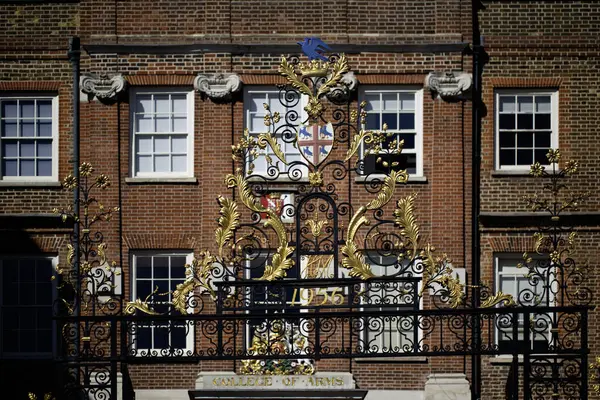 LONDON, İngiltere - Nisan 01, 2025: Kraliçe Victoria Caddesi 'ndeki Silah Koleji' nin kapılarındaki yaldızların ayrıntıları