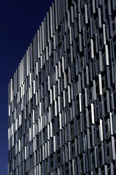 LONDON, İngiltere - Nisan 01, 2025: Bluefin binasının dış kısmının soyut görüntüsü (110 Southwark Caddesi) 