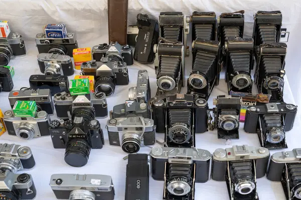 LONDON, İngiltere - 06 Nisan 2025: Columbia Road Market 'teki antika tezgahtaki antika kameralar