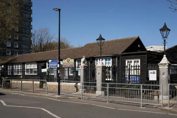 LONDON, İngiltere - 06 Nisan 2025: Columbia Market Anaokulu 'nun dışı