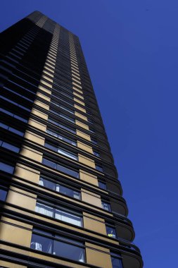 LONDON, İngiltere - 06 Nisan 2025: Shoreditch High Street 'teki yüksek binalardan biri olan Principal Tower' ın dış görünüşü