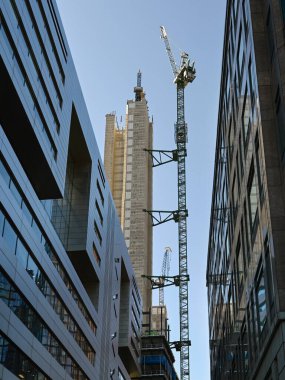 LONDON, İngiltere - 06 Nisan 2025: Londra şehrinde vinç ve inşaat halindeki yüksek bina