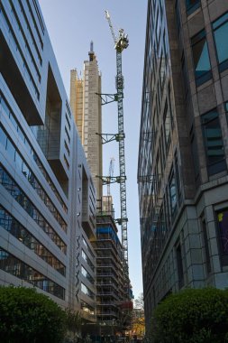 LONDON, İngiltere - 06 Nisan 2025: Londra şehrinde vinç ve inşaat halindeki yüksek bina