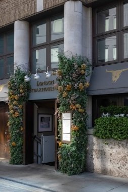 LONDON, İngiltere - 06 Nisan 2025: Middlesex Street, Londra 'da Londra Biftek Lokantası' nın (Marco Pierre White tarafından) dış görünümü