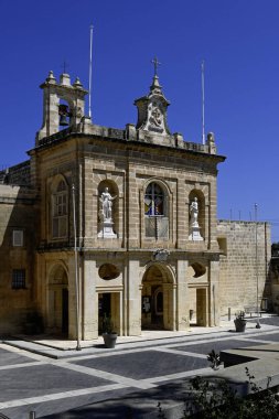 MALTA - 11 Nisan 2025: Il-Kalkara 'daki Knisja Santa Barbara Kilisesi' nin dış görünüşü