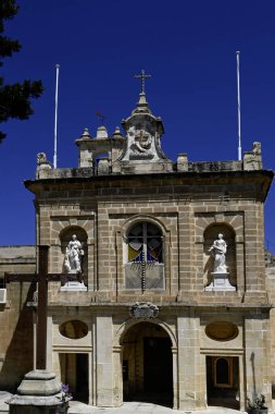 MALTA - 11 Nisan 2025: Il-Kalkara 'daki Knisja Santa Barbara Kilisesi' nin dış görünüşü
