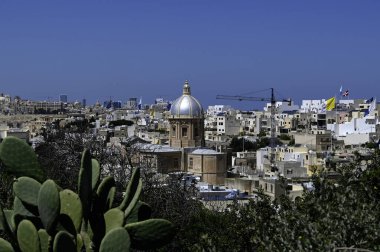 KALKARA, MALTA - 11 Nisan 2025 Köy ve Kilise manzarası