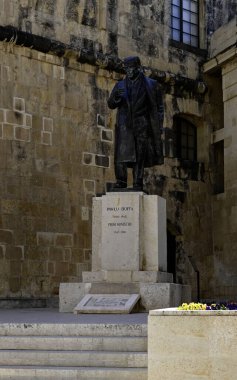 VALLETTA, MALTA - 11 Nisan 2025: Maltalı politikacı Paul Boffa 'nın Castille Meydanı' ndaki anısına dikilen heykel