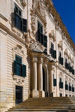 VALETTA, MALTA - 11 Nisan 2025: Kastilya 'daki Auberge de Castille binasının ön cephesi