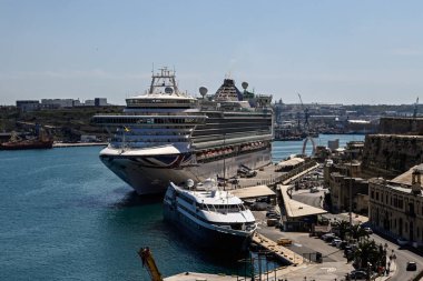 VALETTA, MALTA - 11 Nisan 2025: P O yolcu gemisi Azura limanına yanaştı