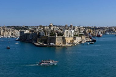 VALETTA, MALTA - 11 Nisan 2025: Büyük liman boyunca Üç Şehir 'den birine doğru bakın
